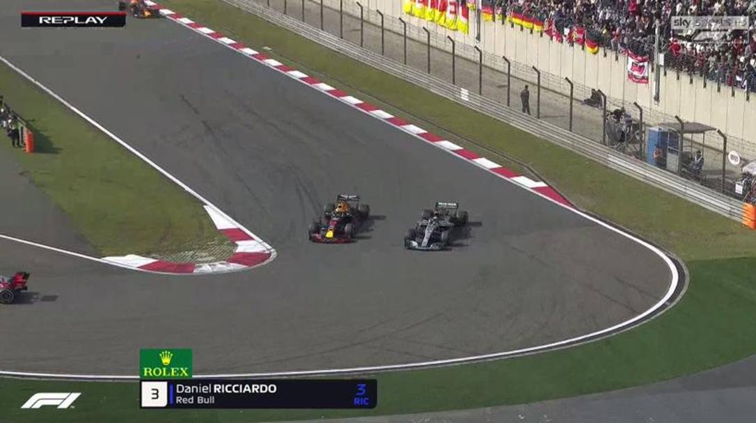 Ricciardo invece si è scatenato: prima ha infilato Hamilton